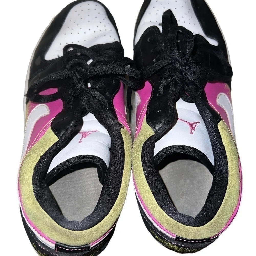 ▶️ Air jordan ◀️ 1 low black active fuchsia spray paint. Size 11